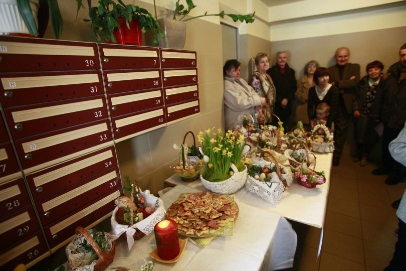 Tak dziś, w Wielką Sobotę, świętujemy w Łodzi - koszyczki święcimy nawet przed... sklepami i na klatkach schodowych [zdjęcia]