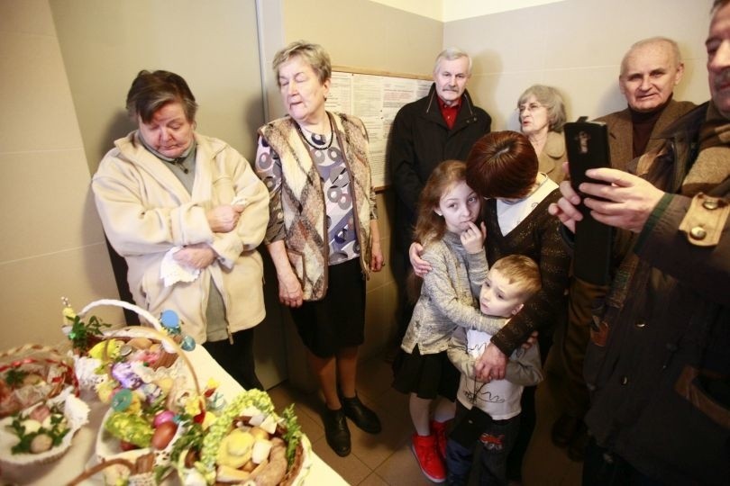 Tak dziś, w Wielką Sobotę, świętujemy w Łodzi - koszyczki święcimy nawet przed... sklepami i na klatkach schodowych [zdjęcia]