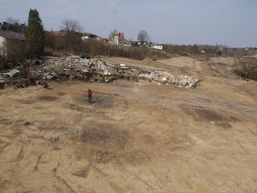 Ślady po chatach z IX wieku to fragmenty ciemniejszej gleby