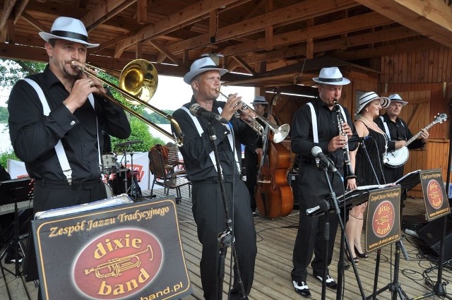 Dixie Band na scenie w pięknych okolicznościach przyrody.