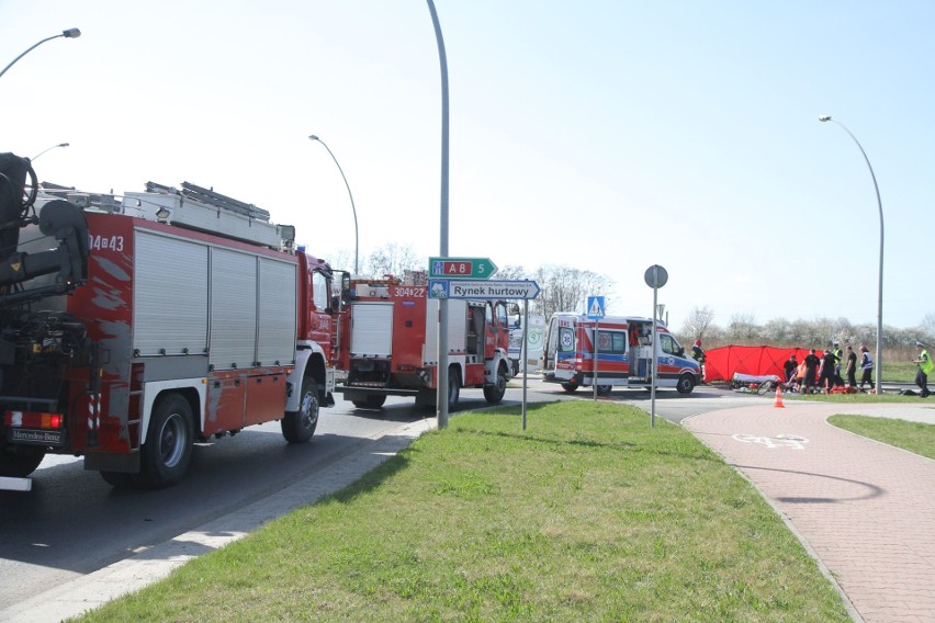 Śmiertelny wypadek na rondzie. Ciężarówka potrąciła rowerzystkę 