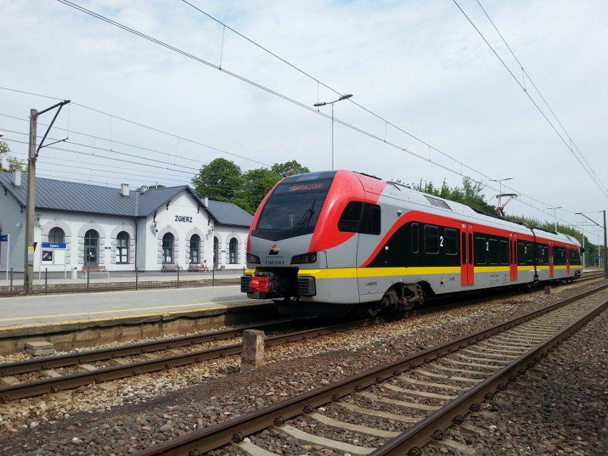 Wypadek na przejeździe kolejowym. Bus zderzył się z pociągiem ŁKA z Łodzi do Łowicza