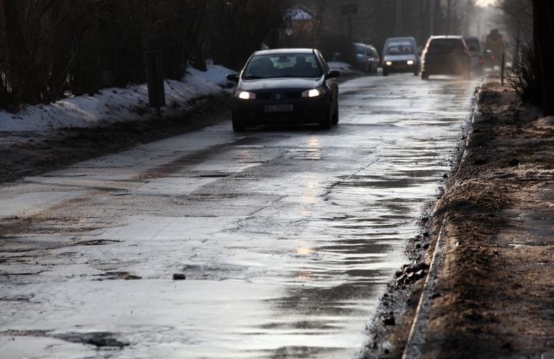 Są ulice, którymi strach jechać. Dziura na dziurze