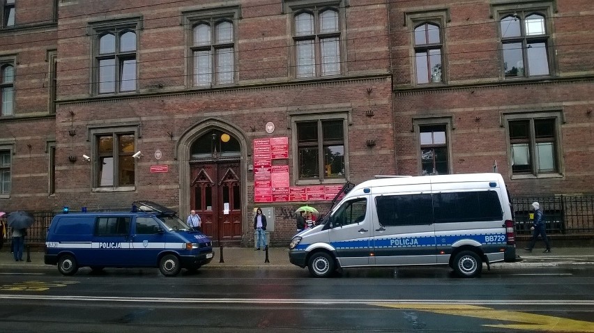 Wrocław: Alarm bombowy i ewakuacja w sądzie przy Podwalu (ZDJĘCIA)