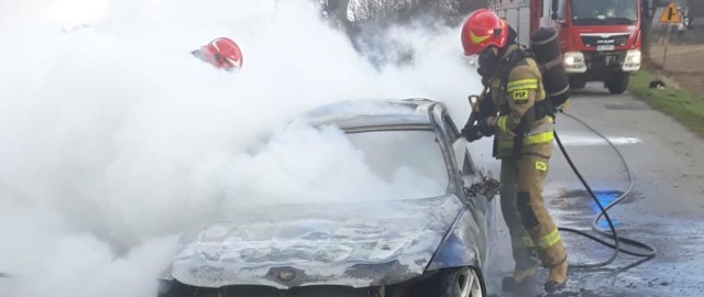 Strażacy gasili pożar samochodu w Łaziskach na terenie gminy Ciepielów.