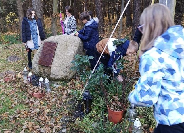 Sprzątanie miejsca pamięci narodowej.