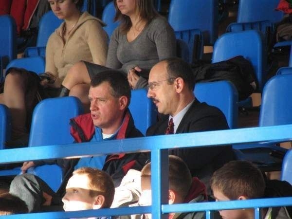 Wiceprezydent Radomia Ryszard Fałek (z prawej) oglądał turniej w towarzystwie Roberta Bartkiewicza, trenera drugoligowych koszykarzy Rosabudu Radom.