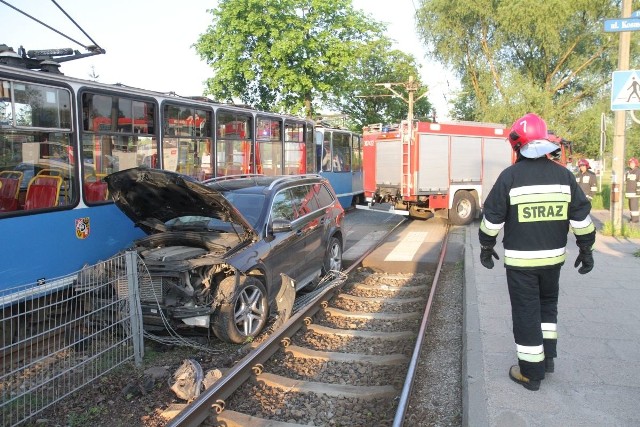 Wypadek przy ul. Kosmonautów. Mercedes zderzył się z tramwajem linii 20 - 11.05.2016