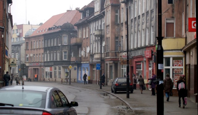 Ulica Wojska Polskiego w Białogardzie. Miasto wyremontuje nawierzchnię, a remontujący kamienice właściciele (wspólnoty) moga starać się o unijną dotację.
