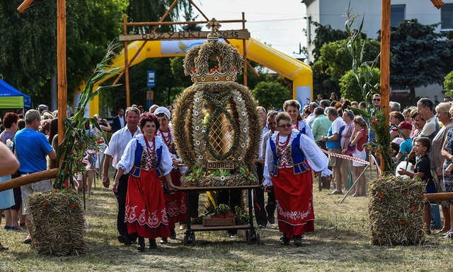 Mieszkańcy Dobrcza niosący tradycyjny dożynkowy wieniec