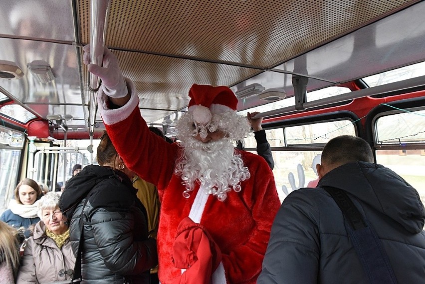 Nowy Sącz. Mikołaj i Śnieżynka zawitali do autobusów MPK [ZDJĘCIA]