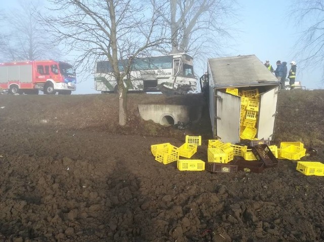 Jedna osoba trafiła do szpitala po zderzeniu autobusu wiozącego dzieci do szkoły z dostawczym busem. Droga była zablokowana.Do zdarzenia doszło w miejscowości Rywałd, na drodze nr 543 tuż po godz. godz. 7:00. - Autobusem podróżowało 7 osób, w tym 5 uczniów w wieku 16-18 lat - mówi nam st. kpt. Paweł Korgol z KM PSP Grudziądz.Do szpitala trafiła jedna osoba - kierowca autobusu.Droga była zablokowana, obecnie na trasie mogą występować spore utrudnienia. Do zdarzenia zadysponowano 8 zastępów straży pożarnej. O zdarzeniu czytaj też tutaj: Samochód dostawczy zderzył się z autobusem w RywałdzieWIDEO OD CZYTELNIKA. AUTOR JAROSŁAW LEWANDOWSKI