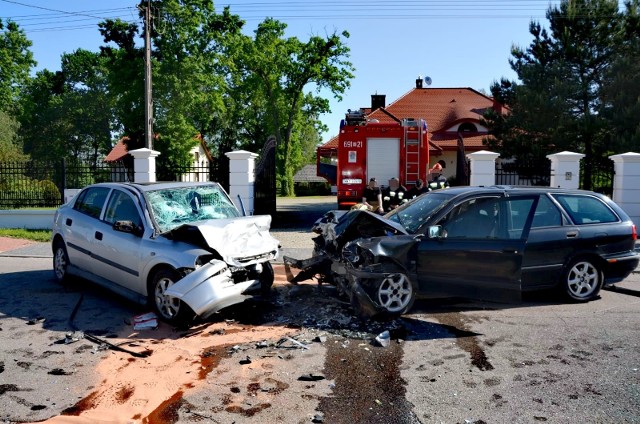 Wyszków: Czołowe zderzenie dwóch osobówek w Niegowie