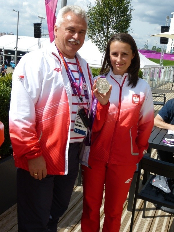 Tomasz Kwiecień ma powody do satysfakcji - Sylwia Bogacka zdobyła srebrny medal na tych igrzyskach. Liczy też na jej udany występ w sobotę, w drugiej konkurencji.