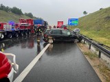 Samochód wpadł w bariery na autostradzie A4. Duże utrudnienia, zablokowany jeden pas w kierunku Katowic