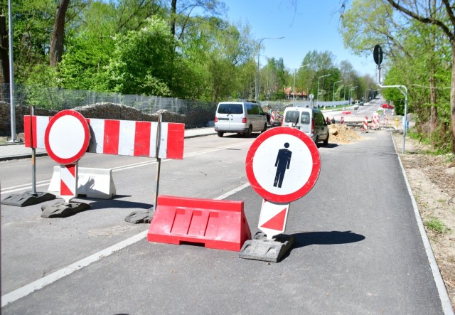 Budowa nowego mostu zaczęła się w marcu. Kilka dni na Szydłowieckiej pracował dźwig, układane były żelbetowe elementy płyty głównej przeprawy. Całość ma być gotowa za kilka tygodni. Do tego czasu nie ma przejazdu przez Szydłowiecką. Na szczęście udało się zorganizować przejście, z którego korzystają mieszkańcy. - Prace idą zgodnie z planem - słyszymy w Miejskim Zarządzie Dróg i Komunikacji.   Zarząd przypomina, że na ulicy Szydłowieckiej wciąż obowiązują ograniczenia związane z prowadzoną rozbudową tej drogi. Obowiązuje tam zakaz ruchu, z wyjątkiem pojazdów budowy oraz dojazdu do posesji. Oznakowane objazdy w obu kierunkach przebiegają ulicami Starokrakowską, Limanowskiego, Maratońską i Kielecką albo ulicą Kielecką, przez Kończyce-Kolonię i Kosów (drogą wojewódzką nr 735, czyli dawną krajową numer 7), a później przez obwodnicę południową (do pierwszego skrzyżowania), Kosów oraz przez ulice Krychnowicką i Starokrakowską.Zobacz kolejne zdjęcia >>>