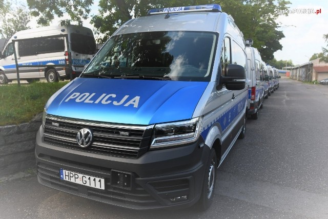 Komenda Wojewódzka Policji w Katowicach odebrała 10 specjalistycznych pojazdów APRD. Ambulanse Pogotowia Ruchu Drogowego trafiają już do śląskich jednostek policji, gdzie usprawnią pracę policjantów dbających o bezpieczeństwo na drogach. Fot. Policja.pl