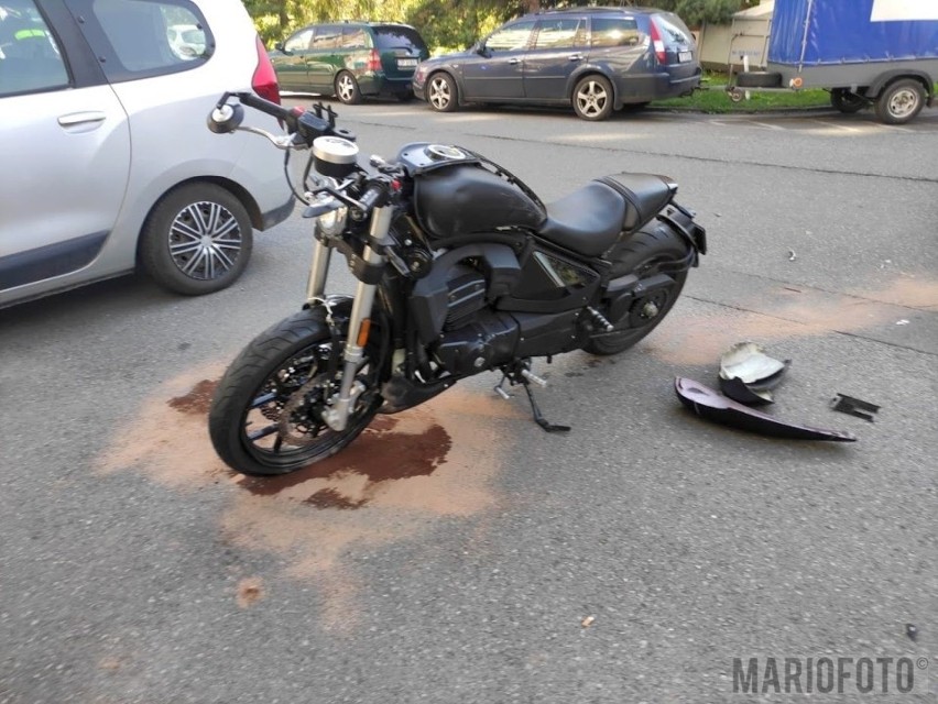 44-letnia motocyklistka doznała złamań.