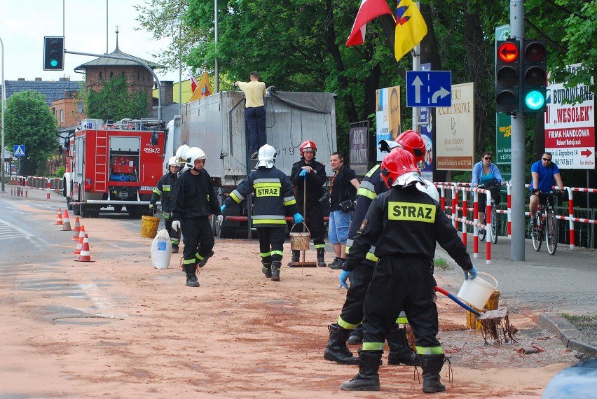 Wypadek w Jarocinie: Odpady rybne na krajowej "11"