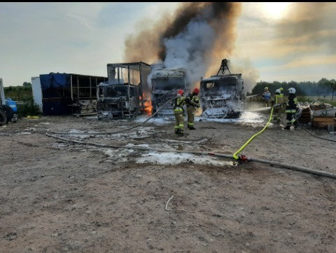 Pożar ciężarówek w Baranowie Sandomierskim. W akcji strażacy (ZDJĘCIA)