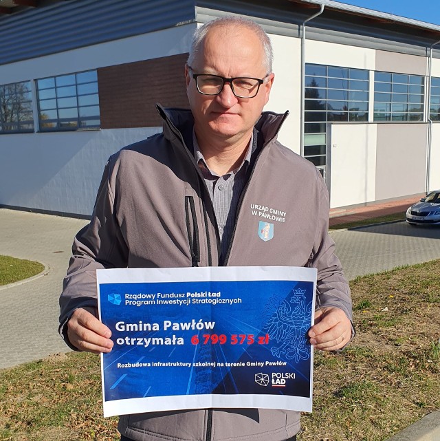 Marek Wojtas, wójt Pawłowa, prezentuje symboliczny czek z Polskiego Ładu