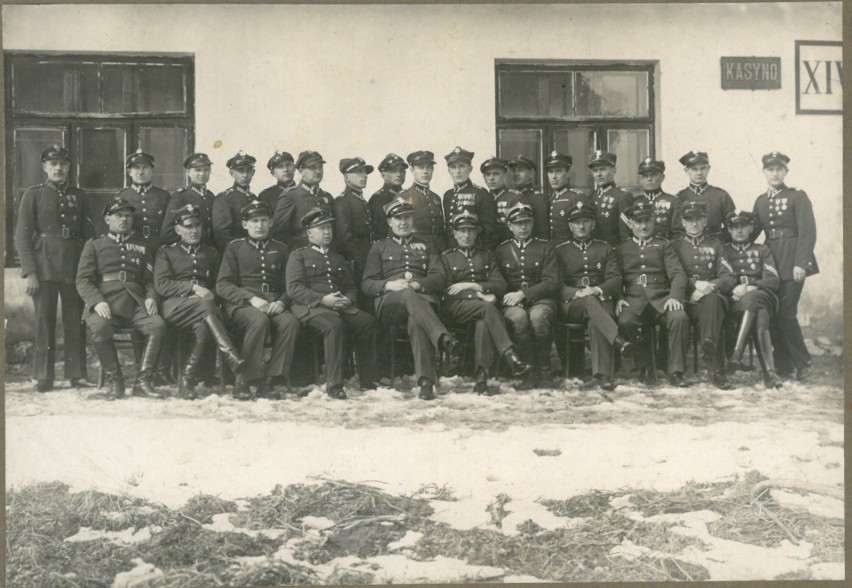 Zdjęcie Jana Cudka w otoczeniu oficerów 2 Pułku Artylerii...