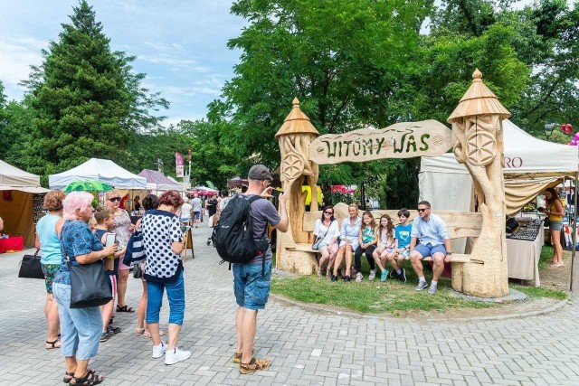 Witómy Was – taki napis pojawił się na ławie, stworzonej przez znanego wiślańskiego rzeźbiarz Grzegorza Michałka z Janosik Art