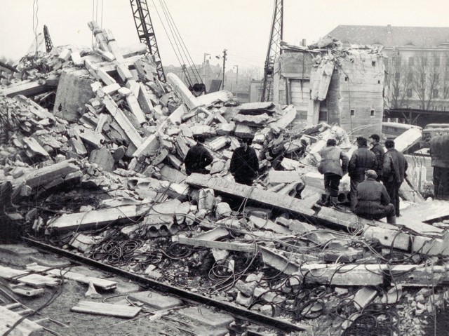 Z archiwum. To była największa katastrofa budowlana w historii powojennego Wrocławia. Dziesięciu robotników zginęło pod gruzami po tym, gdy zawalił się budynek Wydziału Melioracji Wyższej Szkoły Rolniczej przy placu Grunwaldzkim. Do tragedii doszło 22 marca 1966 roku. Zobaczcie zdjęcia.