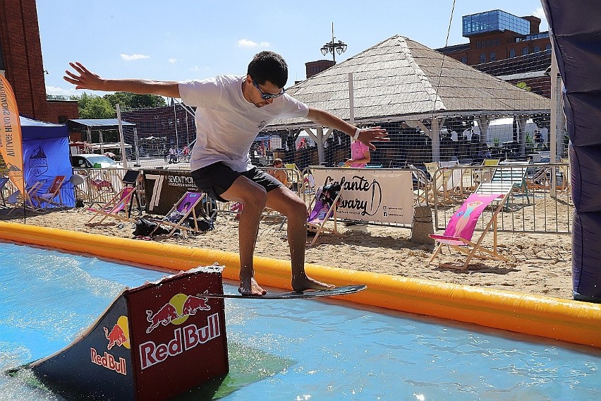 Red Bull Skim It w Manufakturze. Zdjęcia z finału zawodów ślizgów na desce