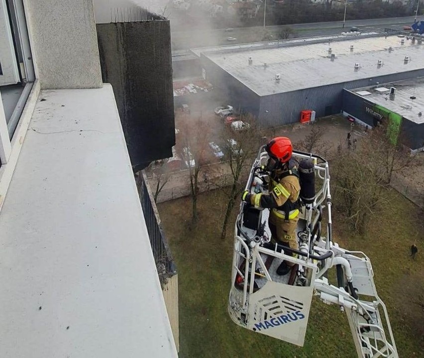 Pożar w wieżowcu przy ul. Wileńskiej w Łodzi. Ewakuowano 27...