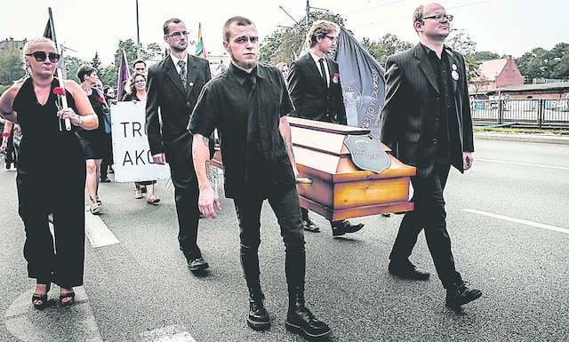 Requiem dla Praw Kobiet, czyli akcja protestacyjna połączona z symbolicznym pogrzebem śp. Praw Kobiet w Gdańsku