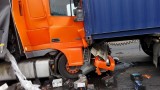 Wypadek na DK1 w Kamieńsku pod Radomskiem. Zderzenie 3 samochodów ciężarowych. Jedna osoba ranna [ZDJĘCIA]