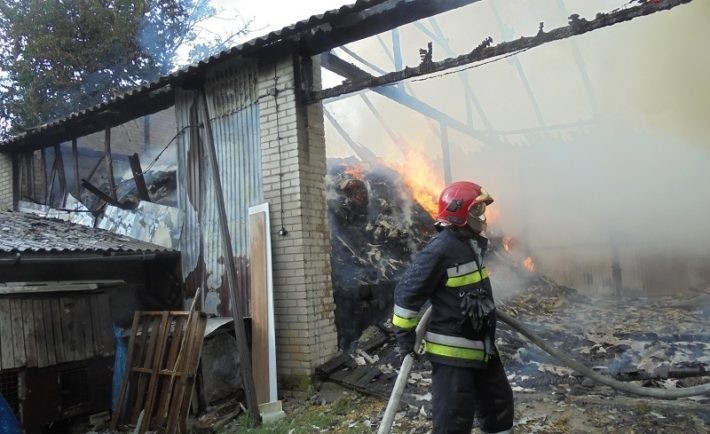 Pożar stodoły w gminie Kunów. 26 strażaków w akcji [ZDJĘCIA]