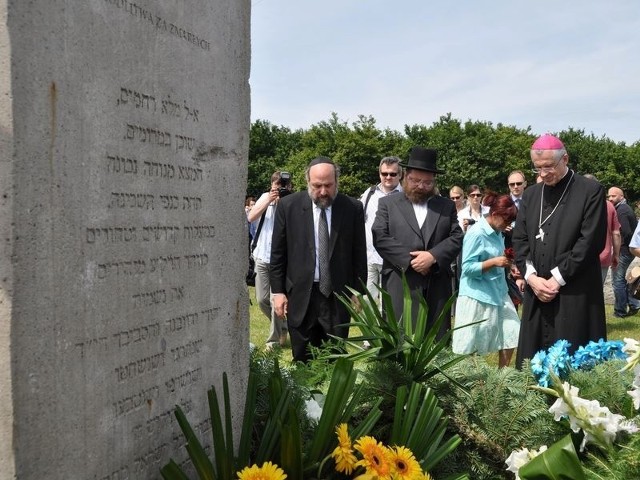 W miejscu mordu odmówiono modlitwę za zmarłych. Po raz pierwszy uczestniczył w niej hierarcha katolicki, bp Mieczysław Cisło z Komitetu ds. Dialogu z Judaizmem Rady ds. Dialogu Religijnego Konferencji Episkopatu Polski.