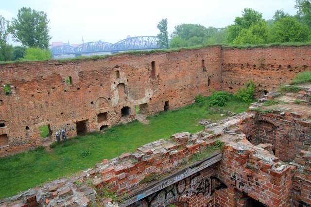 Zamek dybowski pilnie potrzebuje dobrego gospodarza, bo tylko on będzie w stanie ochronić jego mury przed dalszą dewastacją