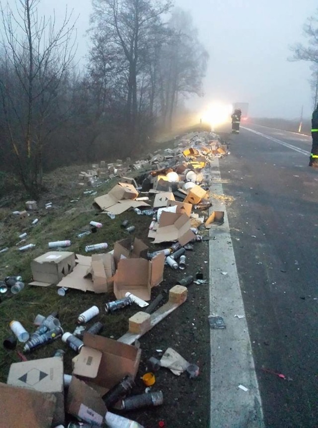 W piątek po godzinie 6 rano, strażacy OSP Suchowola zostali wezwani do Tira, który zgubił część swojego ładunku.