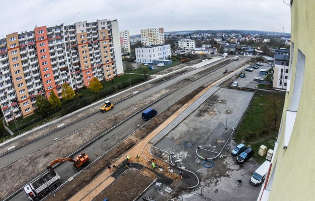 Drugi etap Trasy Uniwersyteckiej to przede wszystkim budowa nowej, blisko 500-metrowej ulicy łączącej Wojska Polskiego z al. Jana Pawła II i ul. Glinki. >> Najświeższe informacje z regionu, zdjęcia, wideo tylko na www.pomorska.pl 