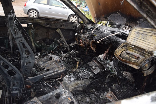 W nocnym pożarze w Bielsku-Białej doszczętnie spłonęły dwa samochody. Zobacz kolejne zdjęcia. Przesuwaj zdjęcia w prawo - naciśnij strzałkę lub przycisk NASTĘPNE