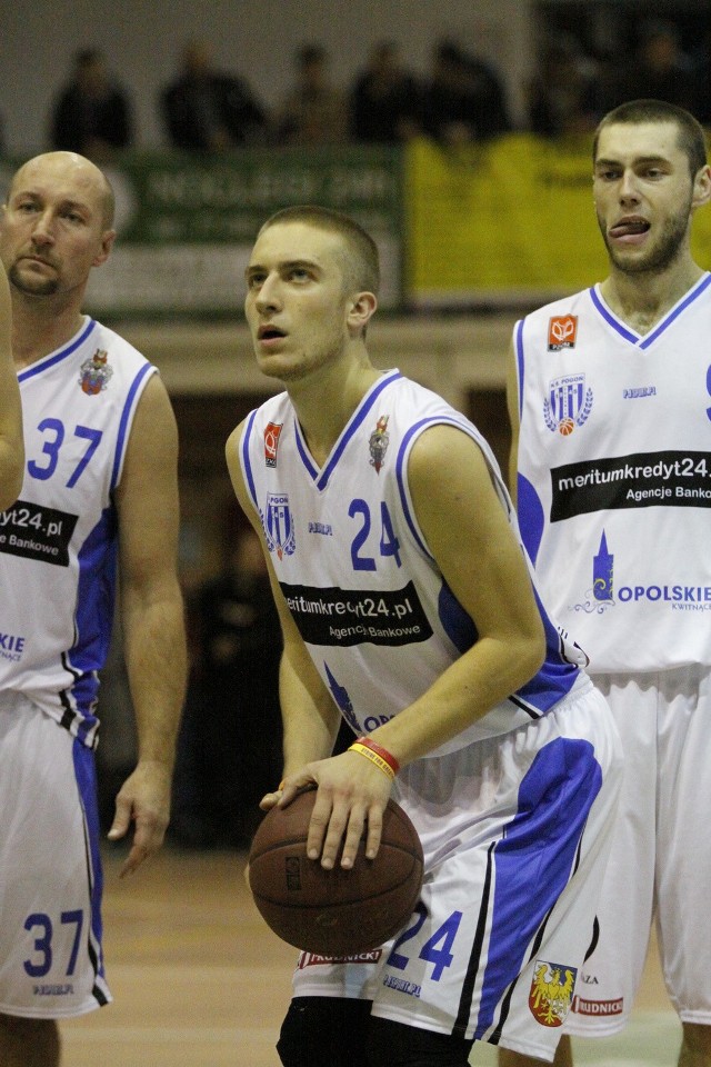 Z piłką Oliwer Topolski z drużyny juniorów Smyka Prudnik.