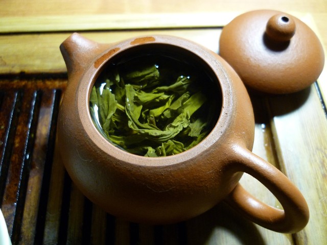 Co dzieje się z organizmem, gdy regularnie pijesz zieloną herbatę? Jakie są zalety i wady tego napoju? Poznaj teraz w galerii niektóre z najbardziej zaskakujących skutków ubocznych picia zielonej herbaty >>>>>