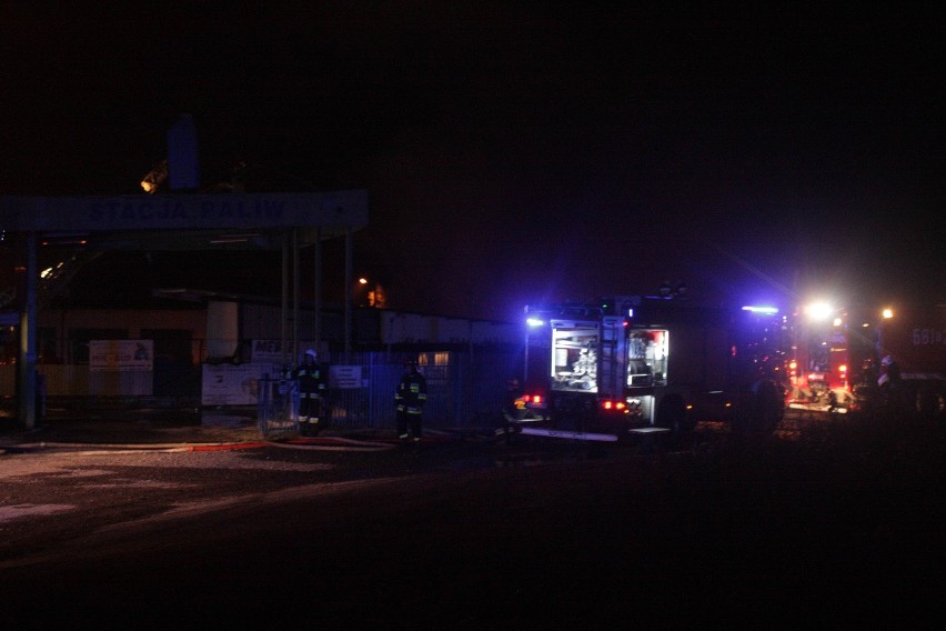Pożar hali magazynowej w Ogrodzieńcu [NOWE ZDJĘCIA]