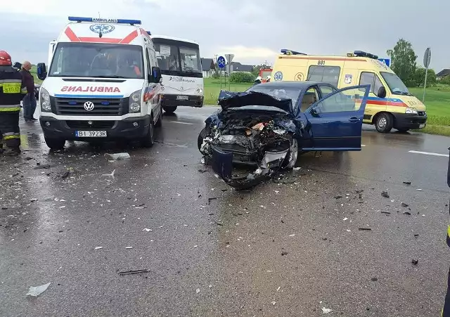 Dziś popołudniu na skrzyżowaniu Szosy Kruszewskiej doszło do wypadku z udziałem autobusu i osobowej skody.Czytaj też: Ulica świętego Wojciecha w Białymstoku. Znaleziono zwłoki mężczyzny pod blokiem. Policja ustala przyczynę zgonu [ZDJĘCIA]Kruszewo. Wypadek w Choroszczy, na Szosie KruszewskiejZdjęcia pochodzą z fanpage'a OSP Choroszcz