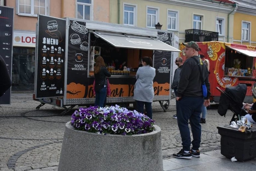 Żarciowozy zawitały do Chełma! Serwują dania z różnych stron świata. Mieszkańcy oblegali plac Łuczkowskiego. Zobacz zdjęcia