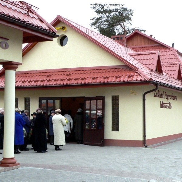 Podczas ceremonii w "sali wyprowadzeń&#8221; należącej do Memento część uczestników pogrzebu nie mieści się w niej i wystaje na zewnątrz.