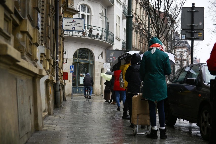 Kraków. Jedyny czynny Punkt Sprzedaży Biletów został zamknięty. U pracownika wykryto zakażenie koronawirusem