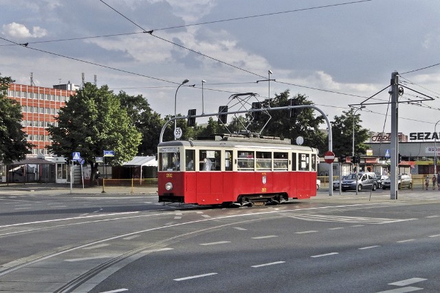 Zabytkowy tramwaj eNka do 28 września, co niedziela, będzie wozić pasażerów za darmo