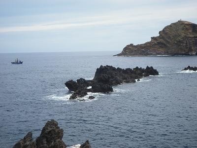 Wybrzeże oceanu w okolicy Porto Moniz tworzą poszarpane...