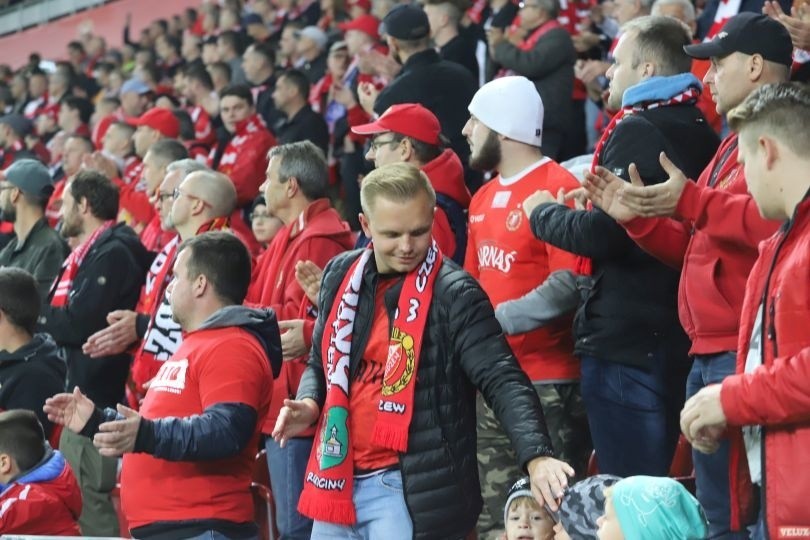 Widzew Pogoń kibice. Kibice Widzewa nie zawiedli i w liczbie blisko 17 tysięcy stawili się w Sercu Łodzi przy al. Piłsudskiego