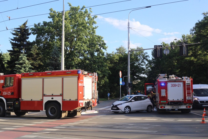 Na miejscu są już dwa zastępy straży pożarnej i karetka...