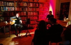 Piękny koncert Wojciecha Sochy bibliotece gminnej w Brodach. Zobacz zdjęcia